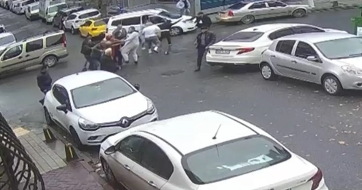 İstanbul’da Trafik Kazası Sonrası Kollar Sıkı Sıkıya Çatıştı!