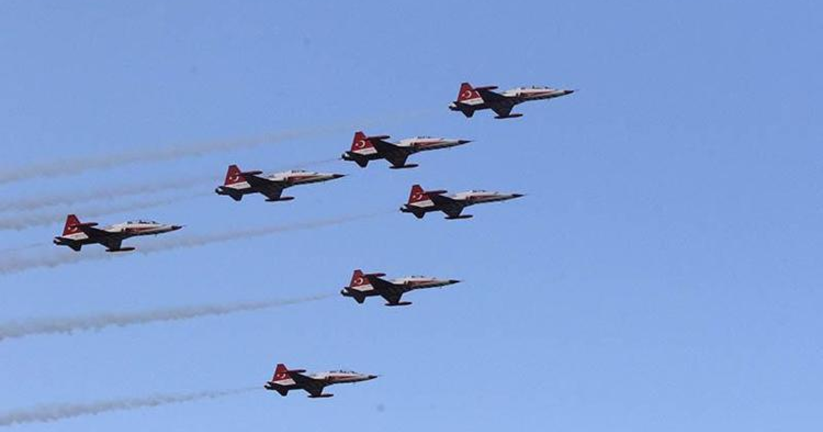 SOLOTÜRK ve Türk Yıldızları’nın Gökyüzündeki Fantastik Gösterisi İzleyicileri Büyüledi