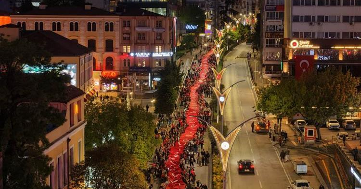 19 Mayıs Coşkusuyla 1919 Metrelik Dev Türk Bayrağı Gökyüzüne Açıldı!