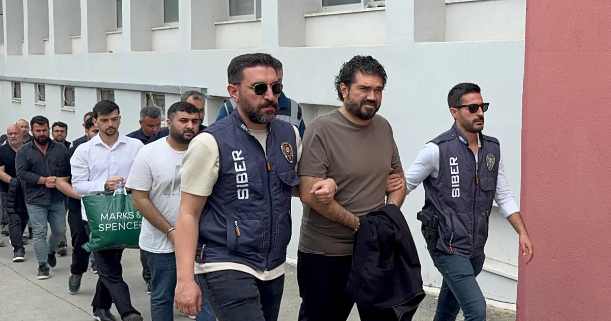 Rasim Ozan Kütahyalı’nın Yasa Dışı Bahis Operasyonunda Tutuklanması: Kırılan Telefon Şifresi, Halil Falyalı ve KKTC Bağlantıları Ortaya Çıktı!
