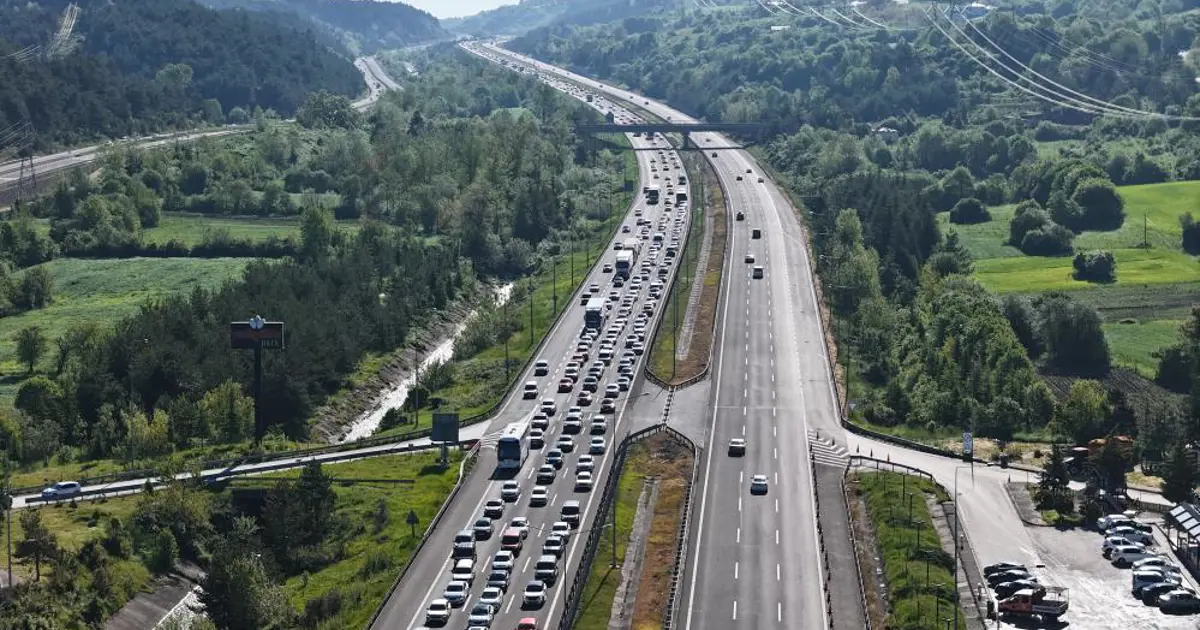 İstanbul’a Dönüş Yolunda Sıkışıklık: Anadolu Otoyolu’nda Sabah Saatlerinden İtibaren Yoğun Trafik Başladı!