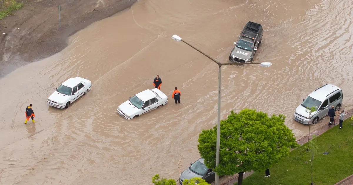 Sağanak Felaketi: Bir Kişi Hayatını Kaybetti, Araçlar Suyun İçinde Kalakaldı!