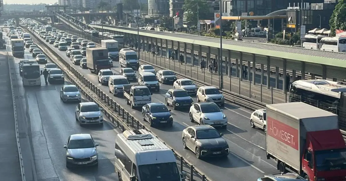 Tatil Sonrası İstanbul’da Trafik Kabusu: Araçlar Dur-Kalk İlerliyor!