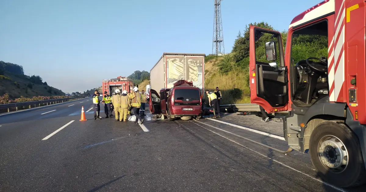 Kuzey Marmara Otoyolu’nda TIR’a Arkadan Çarpan Araçta Feci Kaza: 1 Bebekle Birlikte 3 Can Aldı