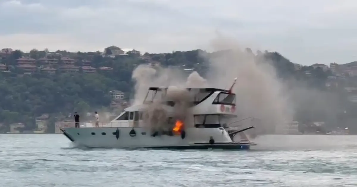 Bebek Sahilinde Tur Teknesinde Korkutan Yangın!
