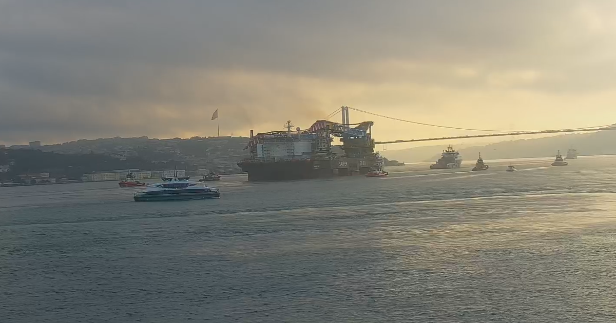 Dev Vinç Gemisi İstanbul Boğazı’nı Kilitledi: Gemi Trafigi Durduruldu!