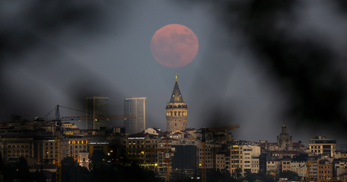 İstanbul’un Gökyüzünü Aydınlatan Çilek Dolunayı!