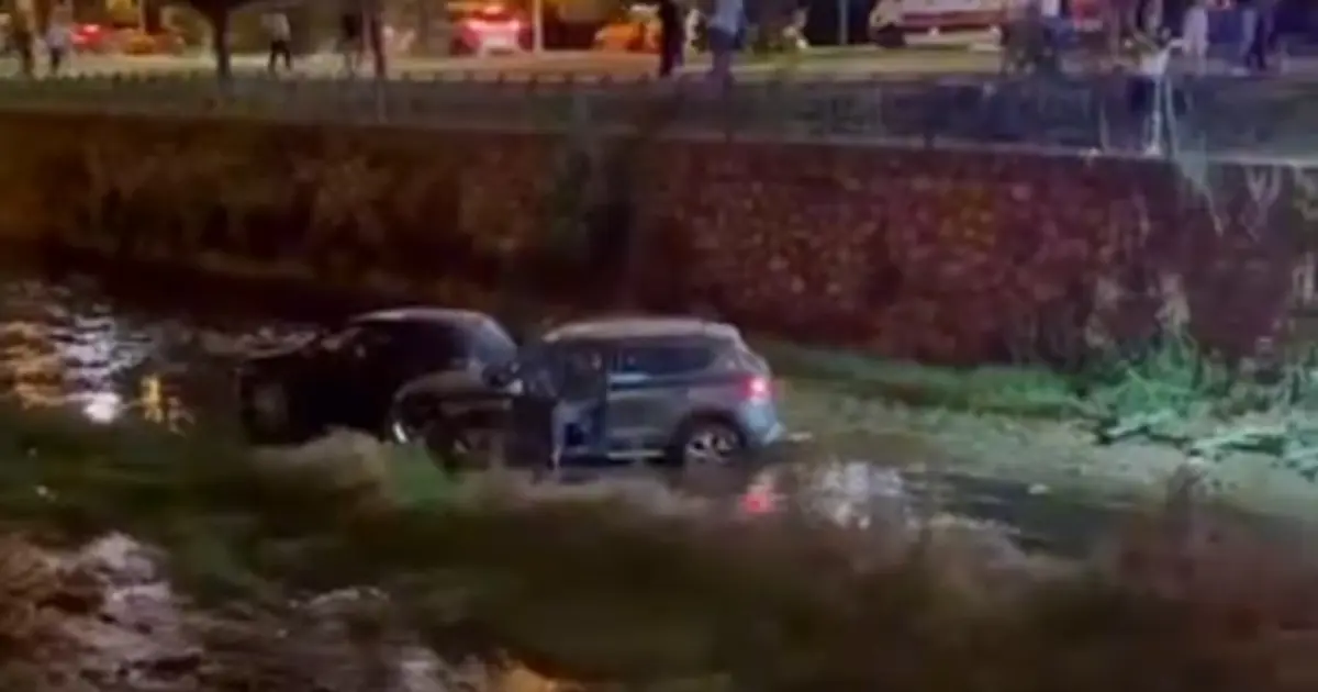 Dereye Uçan İki Otomobilin Şok Edici Kazası!