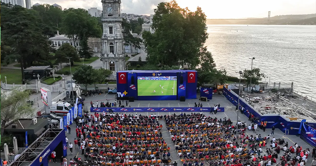 A Milli Futbol Takımı’na Destek İçin Meydanlar Coşku Dolu!