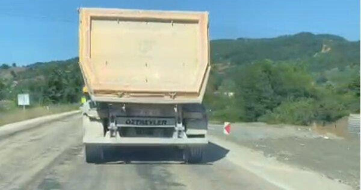 Hafriyat Kamyonundan Fırlayan Taş, Otomobil Camını Paramparça Etti!