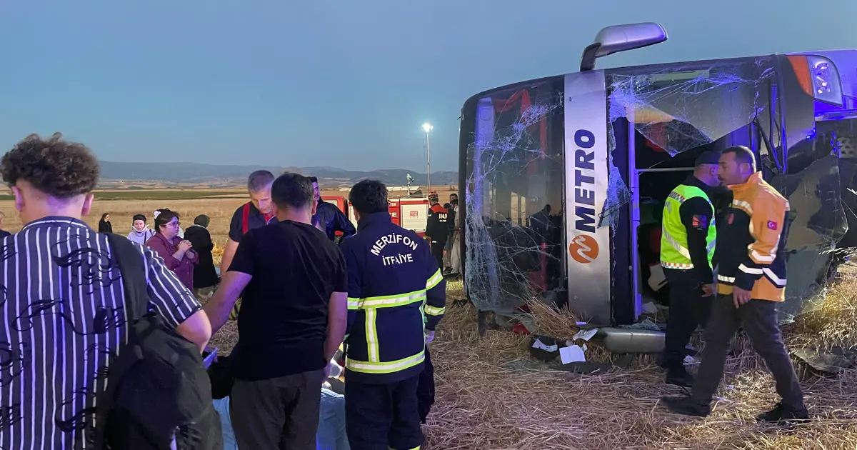 Çift Katlı Otobüs Feci Kazada Devrildi: 46 Yaralı!