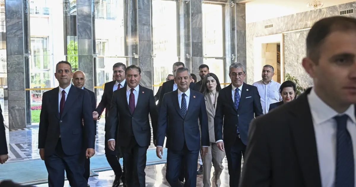 Özgür Özel ve Ekibi, Yeni Partinin Temellerini Atıyor!