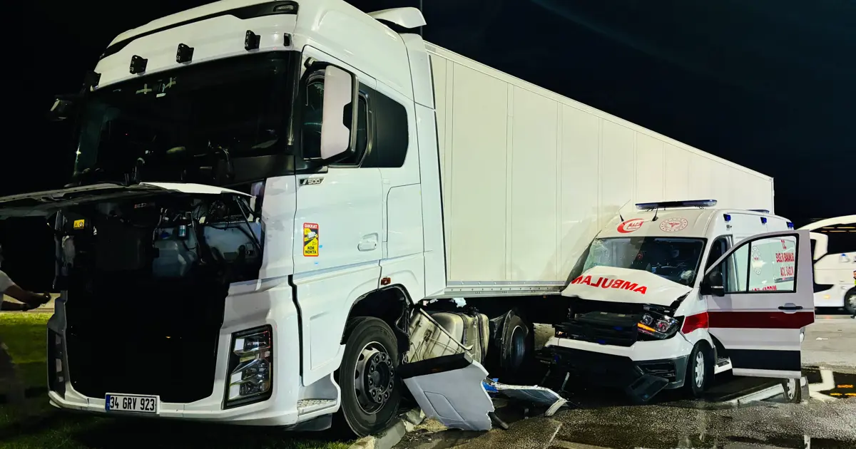 Tır, Hasta Taşıyan Ambulansa Çarparak Korku Dolu Anlar Yaşattı!