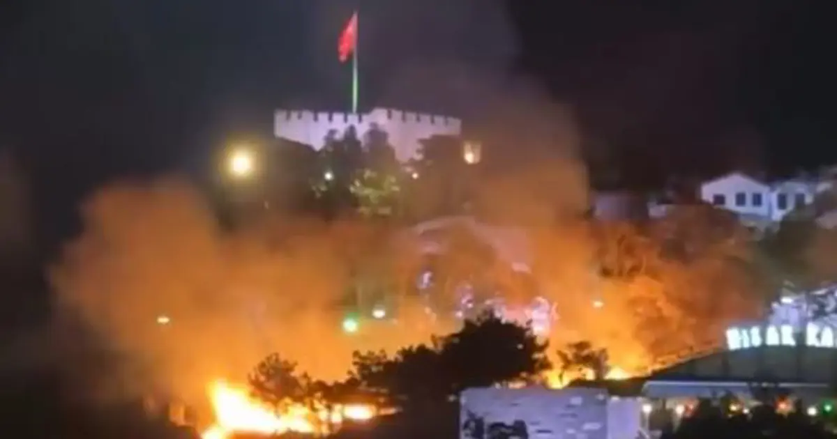 Ankara Kalesi’nde Korkutan Yangın: Tarihi Doku Tehlikede!