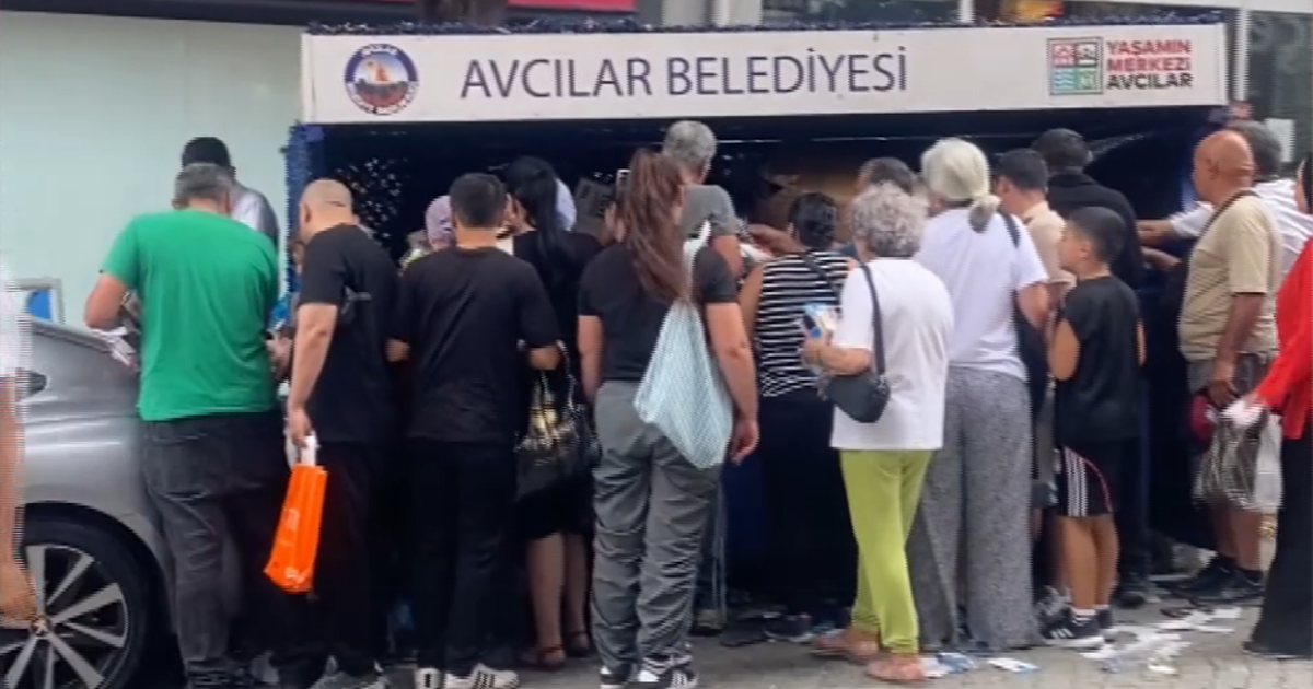 Çöp Kutularında Yeni Moda: Cep Telefonu Kılıfı Avına Çıkanlar!