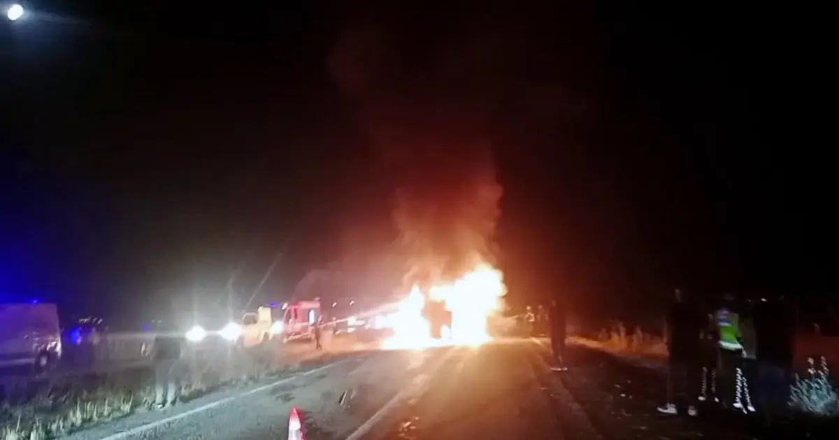 Traktörle Çarpışan Araç Alev Alev Yandı, 3 Yaralı!