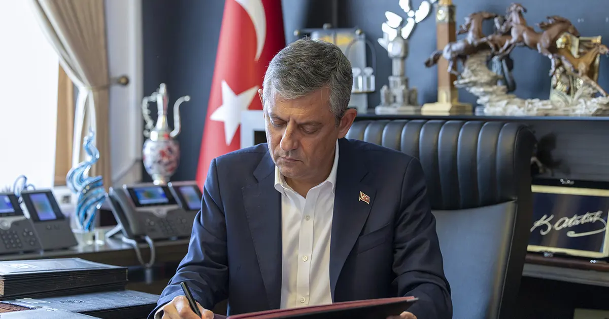 Özgür Özel ve 90 Vekil CHP’den İstifa Etti: Yeni Parti Yolda!
