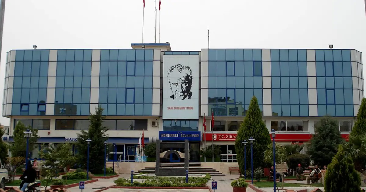 Menderes Belediyesi’nde Büyük Operasyon: Başkan İlkay Çiçek ve 21 Kişi Gözaltında!