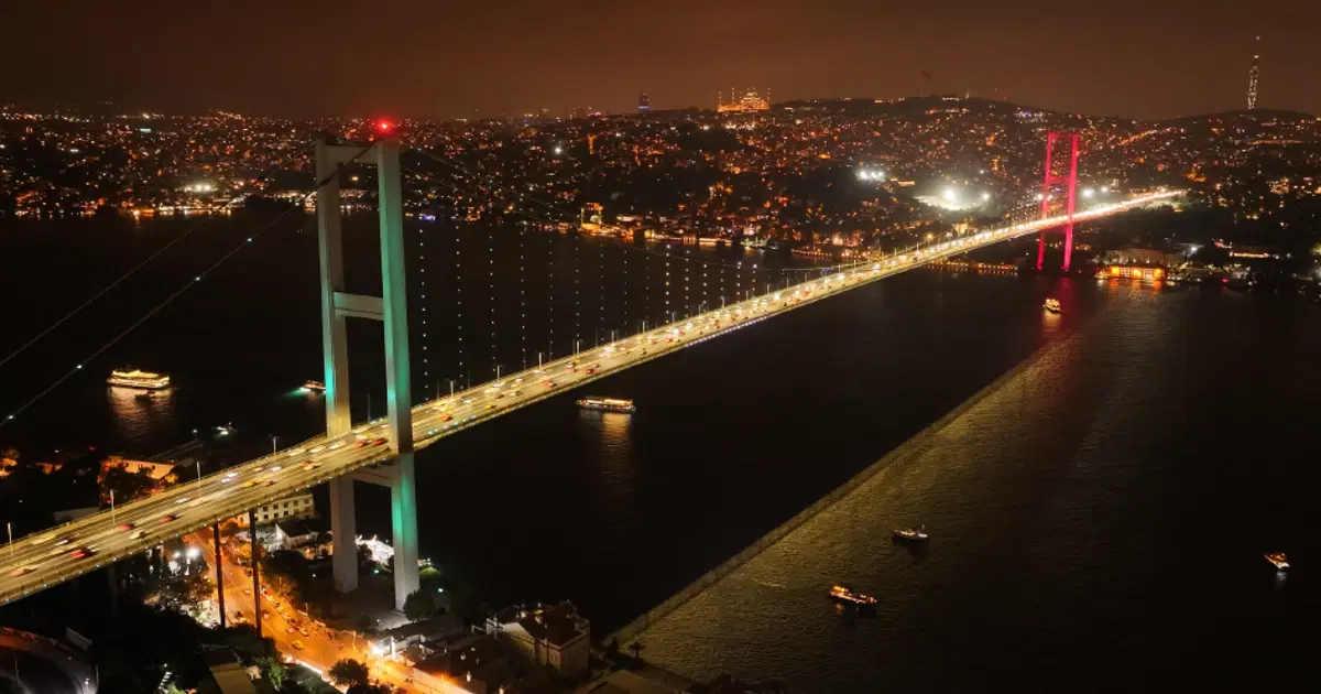 15 Temmuz Şehitler Köprüsü, Mekke Anlaşması’na Özel Işıklarla Parladı!