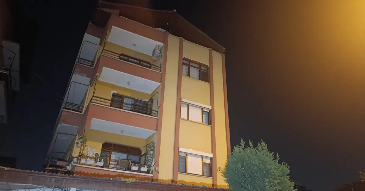 Kocaeli’de 4 Katlı Bina Kolon ve Kirişlerden Gelen Seslerle Boşaltıldı!
