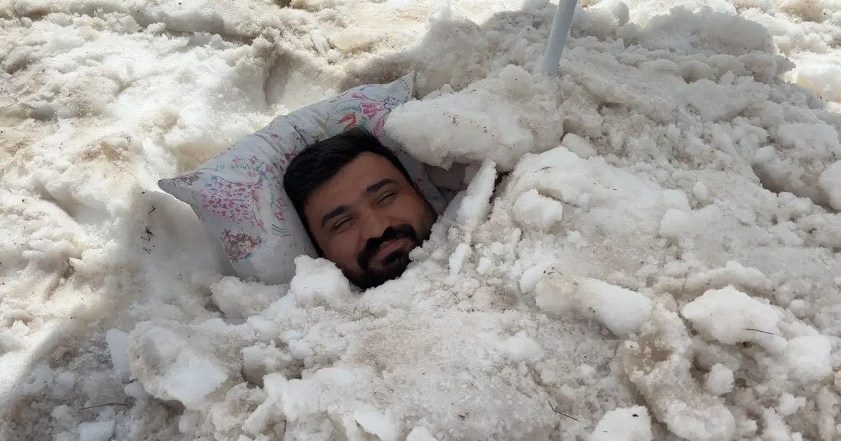 Erzincan’da Sıcaktan Kaçış Yolu: İnsanlar Karın İçine Girdi!