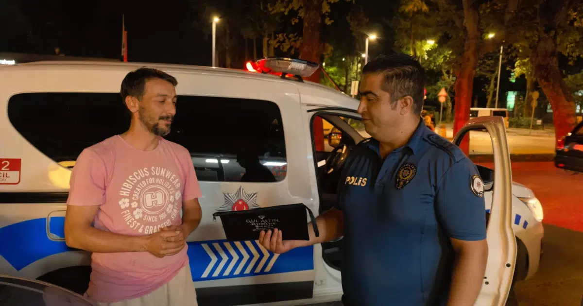 Aracındaki Çantadaki Para ile Vicdanını Temizleyen İyi Kalpli Vatandaş!
