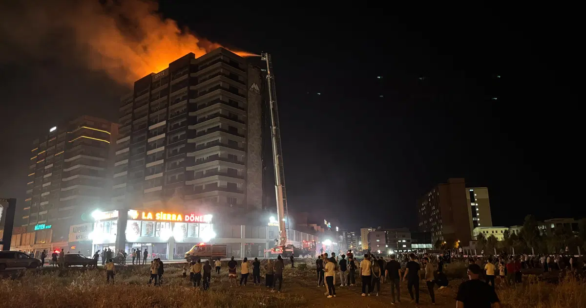 Diyarbakır’da Plaza Yangını: 3 İtfaiye Eri ile 8 Kişi Dumandan Etkilendi!