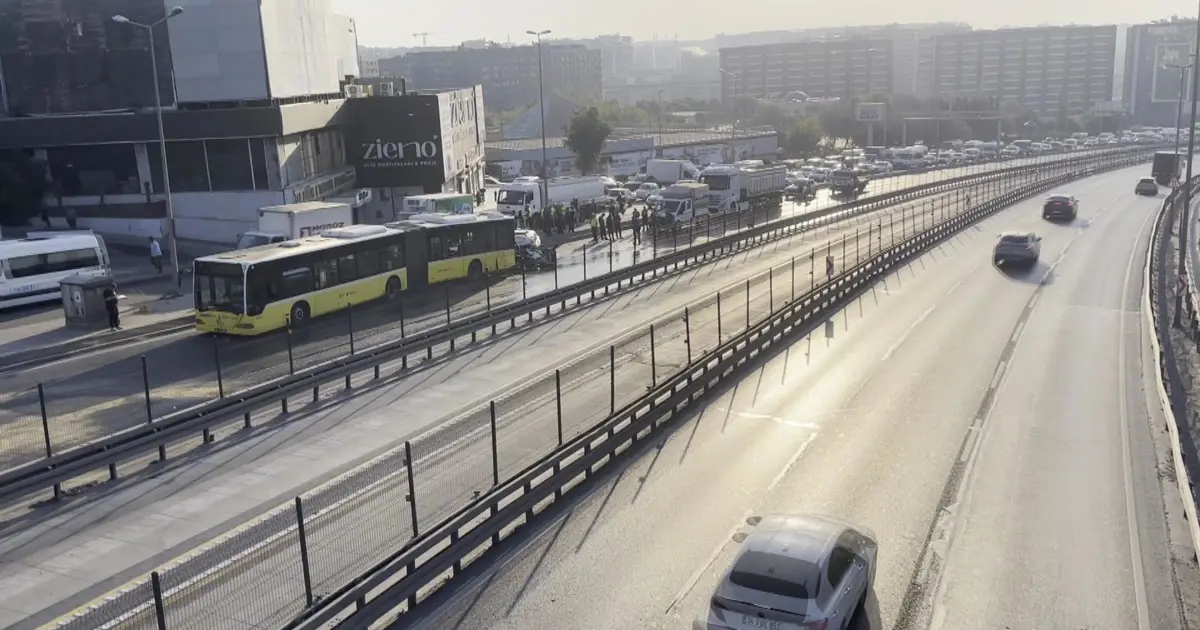 Küçükçekmece’de Feci Kaza: Otomobil Otobüse Çarptı, 3 Kişi Hayatını Kaybetti