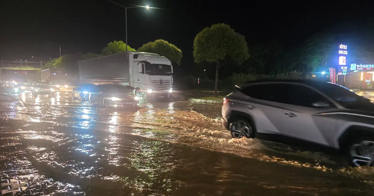 Üç Şehirde Sağanak ve Fırtına: Doğa İhtişamıyla Vuruyor!