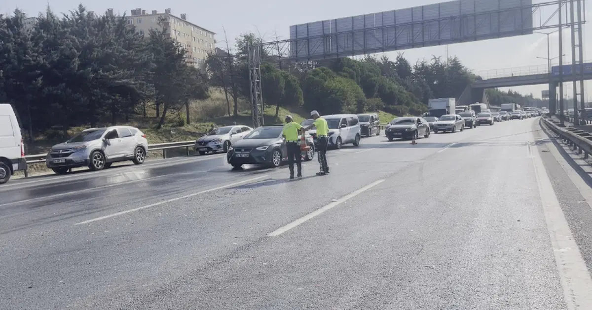 İstanbul’da TEM Otoyolu’nda Feci Kaza: 10 Araç Çarpıştı, Trafik Kilitlendi!