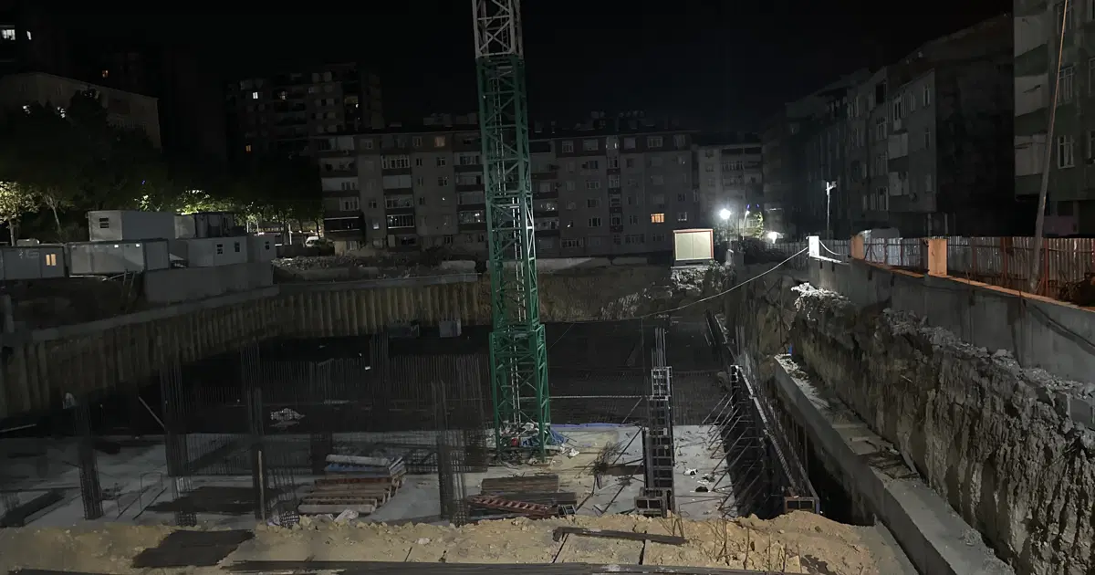 Sultangazi’de İnşaat Alanında Toprak Kayması: Çatlak Sokak Trafiğe Kapatıldı!