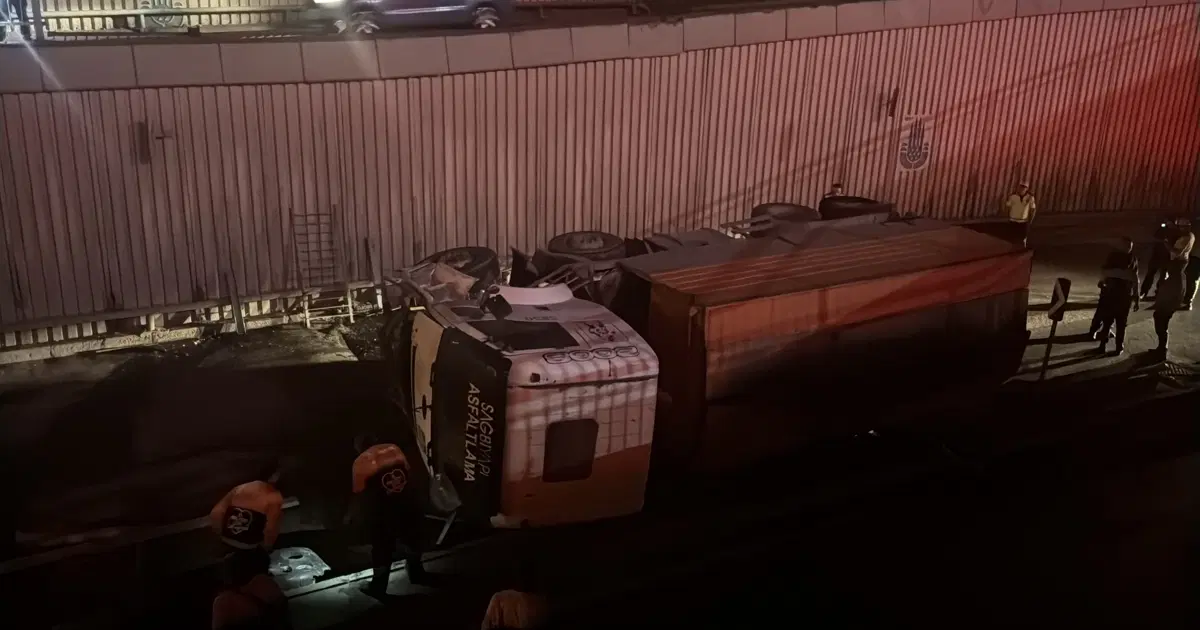 İstanbul’da Asfalt Kamyonu Alt Geçide Uçtu: Trafik Kaosu Başladı!