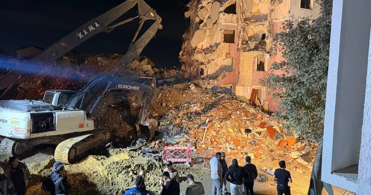 Küçükçekmece’de Yıkım Faciası: Bina Çöktü, 3 Yaralı!