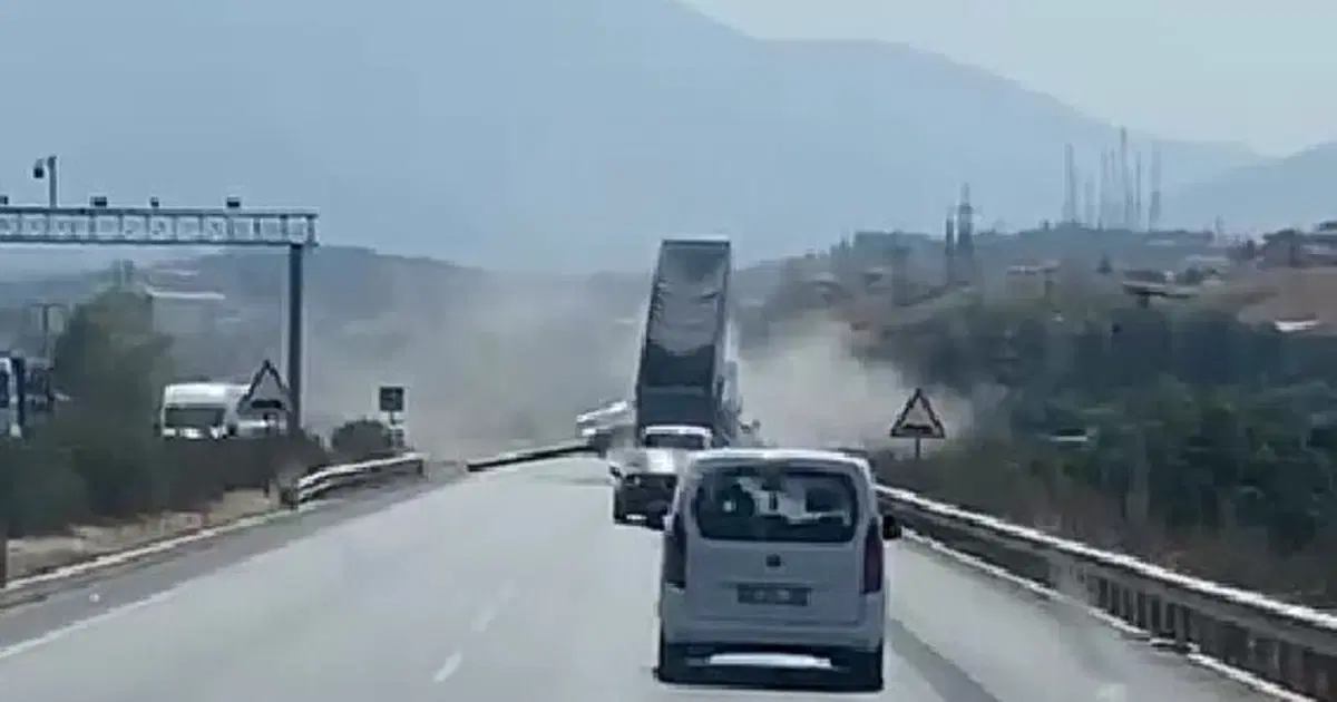 Dorse Kapaklarını Açık Unutan TIR, EDS Levhasını Yerinden Sökerek Kaosa Yol Açtı!
