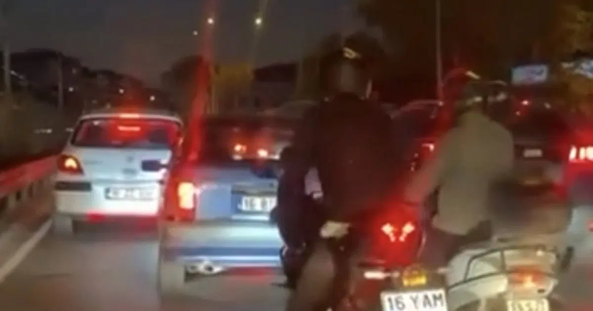 Yol Vermeyen Sürücüye Kalabalıktan Tepki: Etrafı Kuşatıldı!