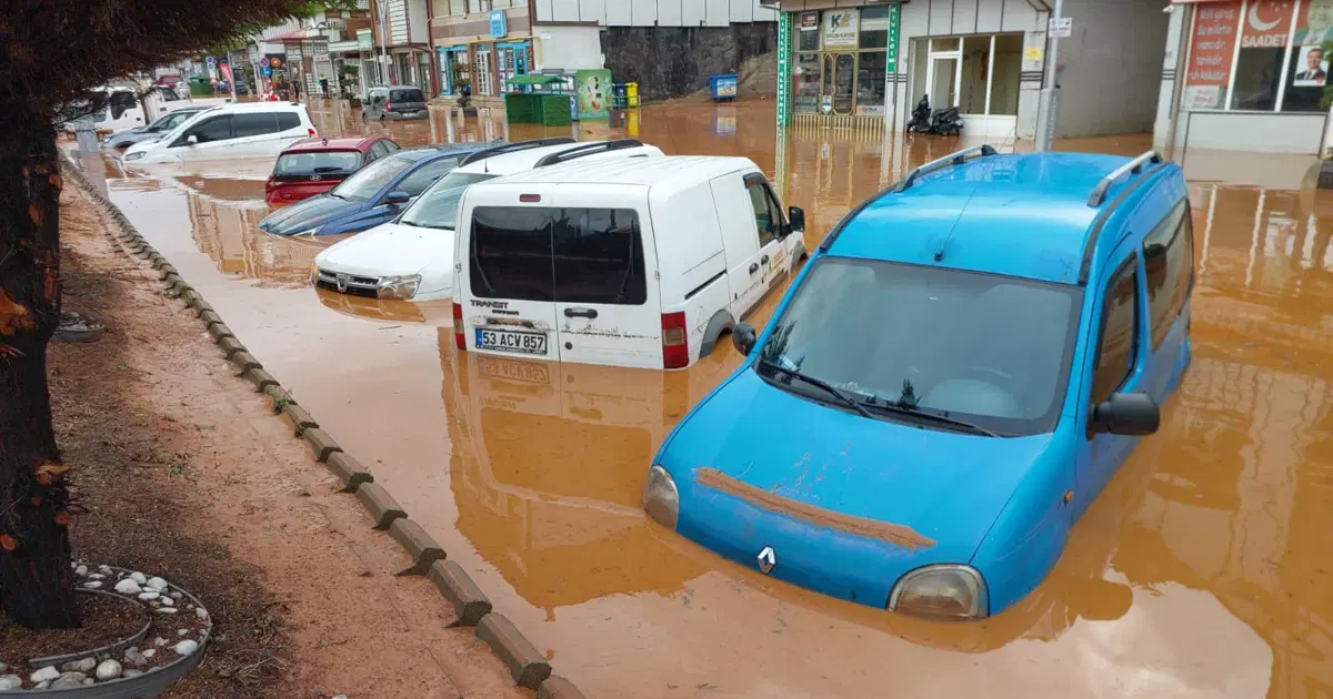 Rize’de Şiddetli Yağış: Otomobiller Sular Altında Kaldı!