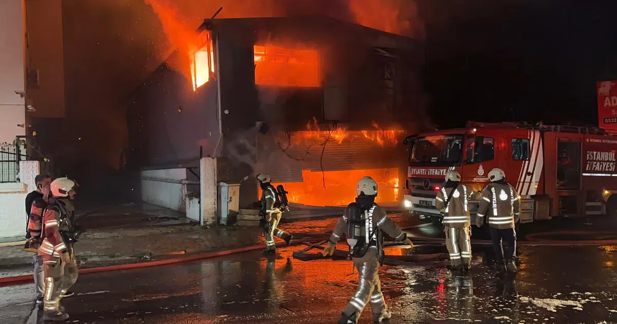Esenyurt’ta Yangın Felaketi: Lastikçi Dükkanından Sıçrayan Alevler 5 İş Yerini Sardı!