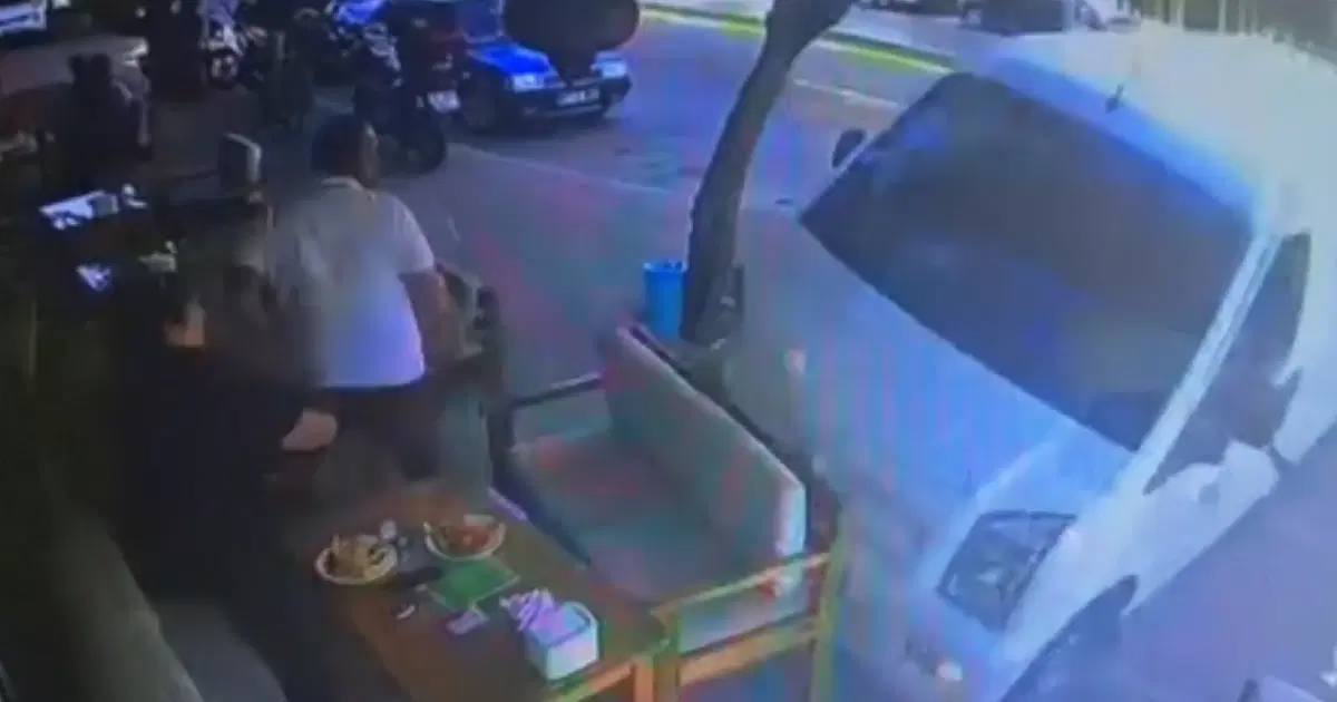 Minibüs Kafeye Dalıyor: Müşteriler Son Anda Hayatlarını Kurtardı!