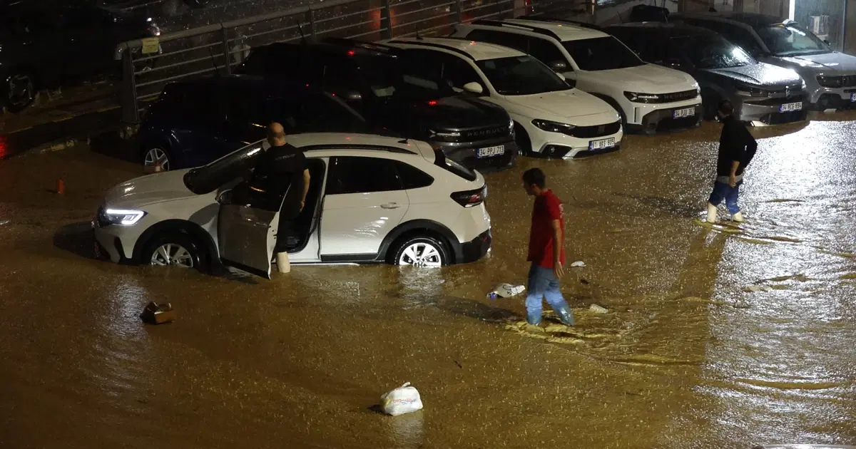 Trabzon’da 50 Kilogram Yağmurun Ardından Caddeler Göl Oldu, Evler Su Altında Kaldı!