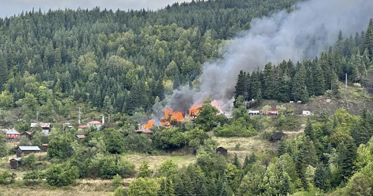 Kastamonu’da Korkutan Yangın: Alevler Dört Evi Sardı, Müdahale Devam Ediyor