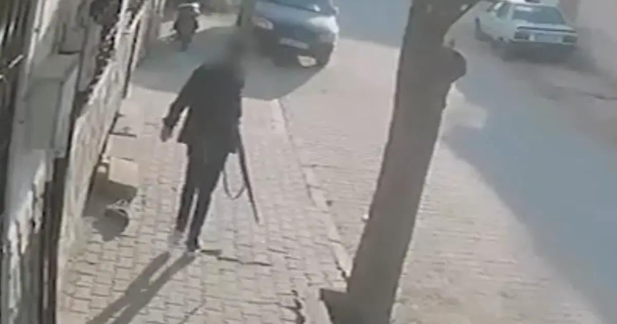 Manisa Turgutlu’da Lise Önünde Silahlı Saldırı: Kaçan Saldırgan Güvenlik Kamerasında!