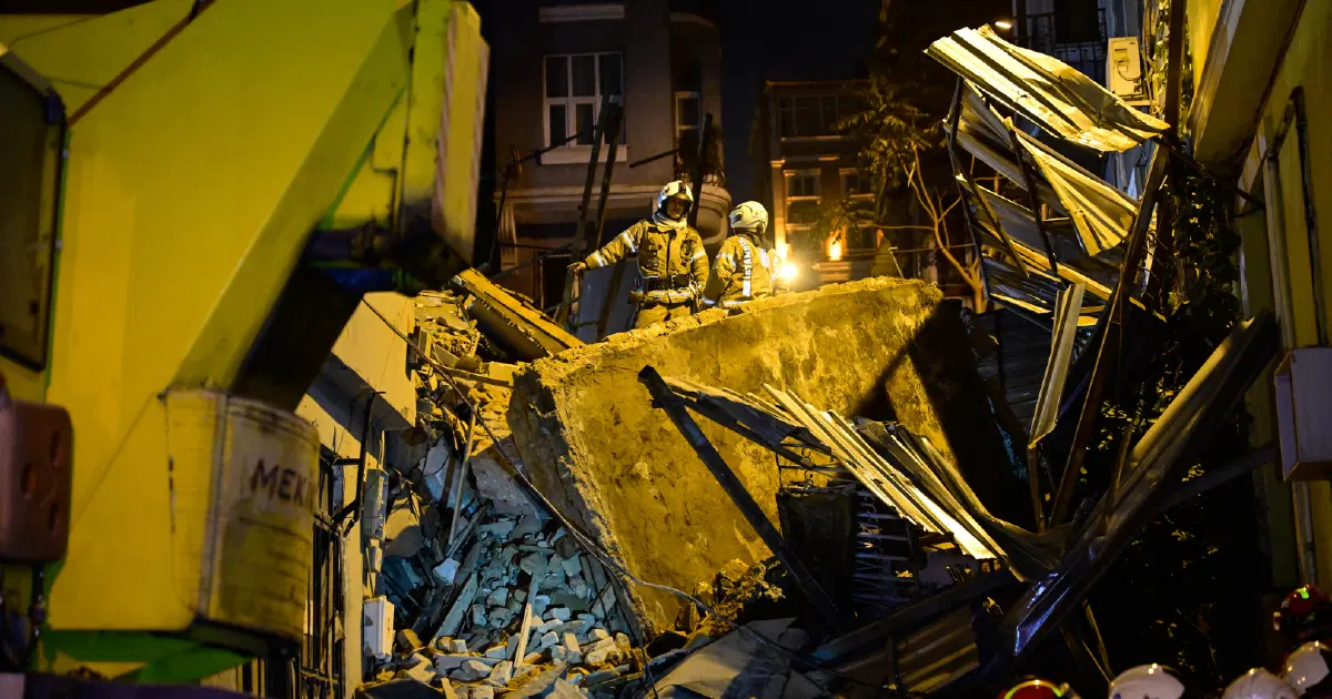 Beyoğlu’nda Hayalet Bina Göçtü: 5 Katlı Metruk Yapı Yerle Bir Oldu!