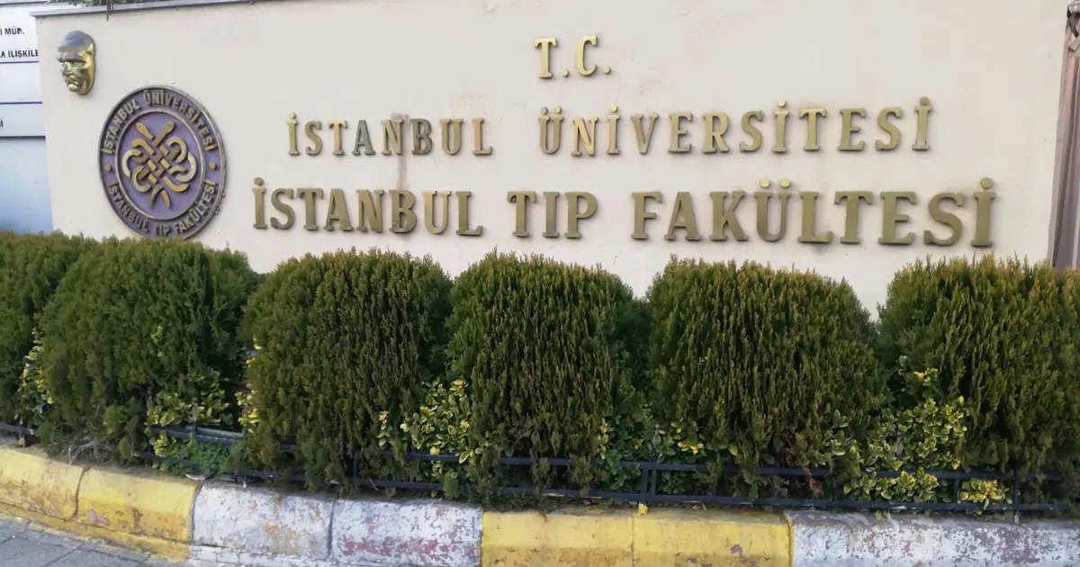 Çapa’da Kadın Tuvaletinde Sapıklık Skandalı: Flaş Patlayınca Suçüstü!